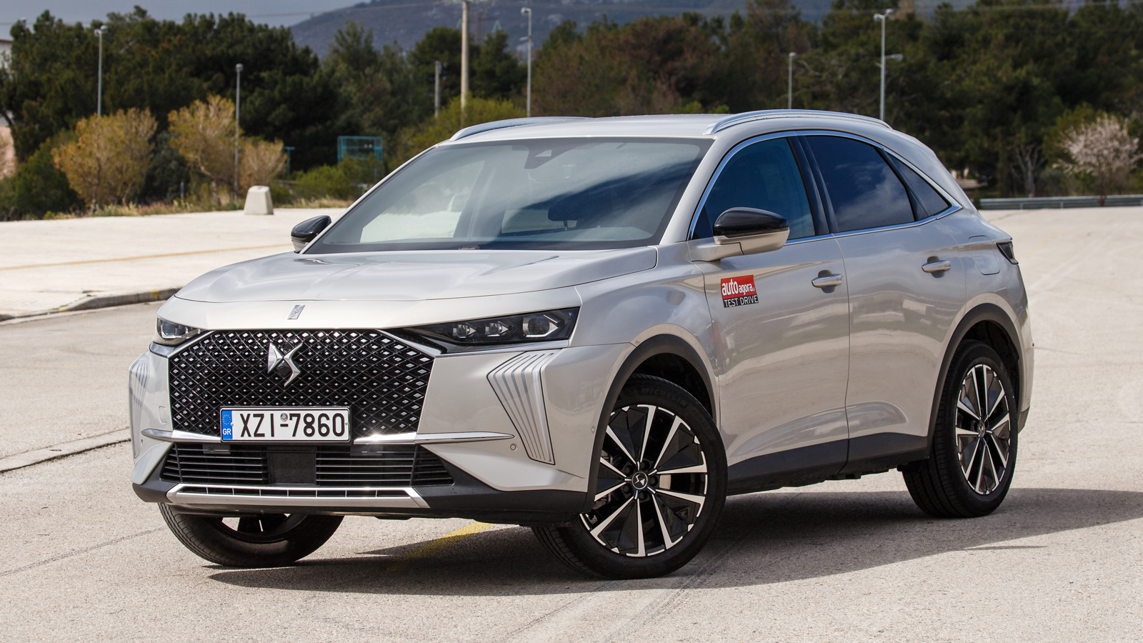 Ο εμπρός πρόβολος έχει δεχτεί τις περισσότερες παρεμβάσεις, με τον ανασχεδιασμένο προφυλακτήρα να φέρει στις άκρες του τα νέα LED φώτα ημέρας DS Light